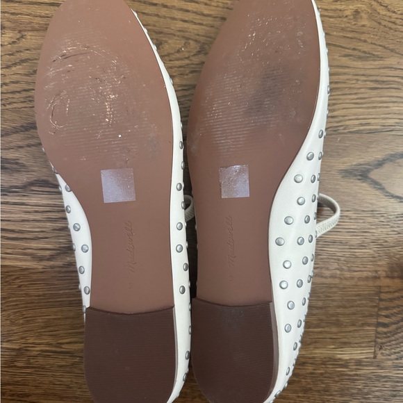 Chic White Flats - Picture 2 of 3